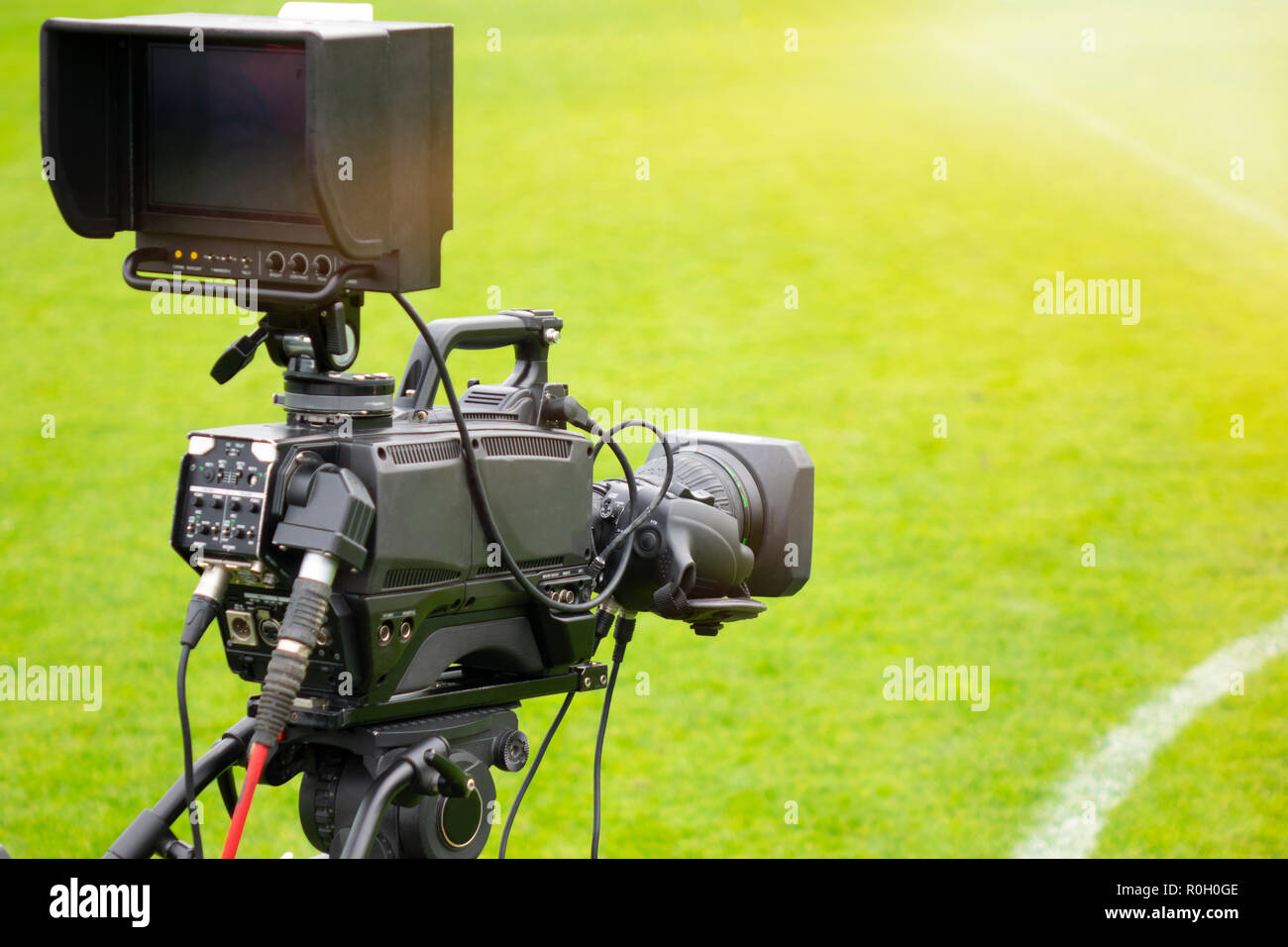 Video Kamera auf der Rückseite des Fußballs Ziel für im Fernsehen sport Kanal. Fußball-Programm nicht bearbeiten im Studio. Kamera Mann ist wichtig Stockfoto