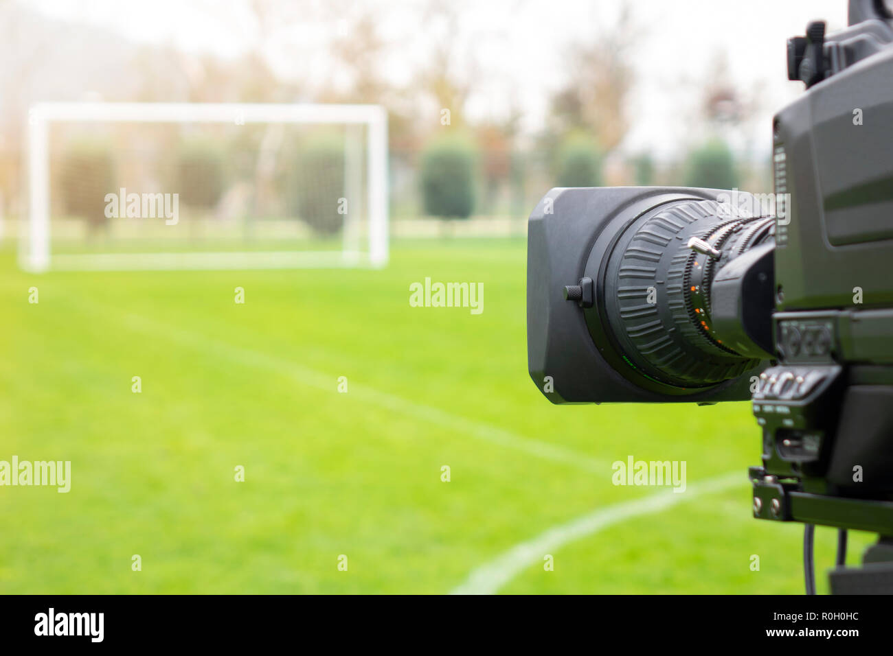 Video Kamera auf der Rückseite des Fußballs Ziel für im Fernsehen sport Kanal. Fußball-Programm nicht bearbeiten im Studio. Kamera Mann ist wichtig Stockfoto