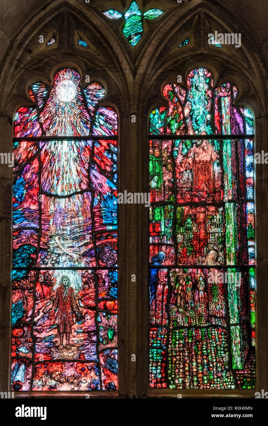 Hereford Cathedral, UK. Moderne Glasfenster von Tom Denny (2007), zum Gedenken an den berühmten lokalen 17c Dichter und Mystiker Thomas Traherne Stockfoto