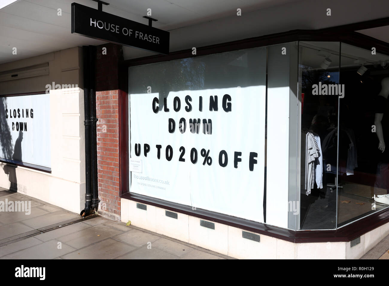 Allgemeine Ansichten einer Schließung House of Fraser Shop mit Meldung im Fenster in Chichester, West Sussex, UK. Stockfoto