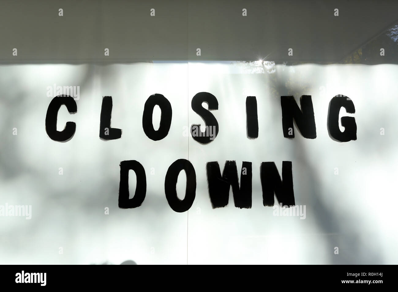 Allgemeine Ansichten einer Schließung House of Fraser Shop mit Meldung im Fenster in Chichester, West Sussex, UK. Stockfoto