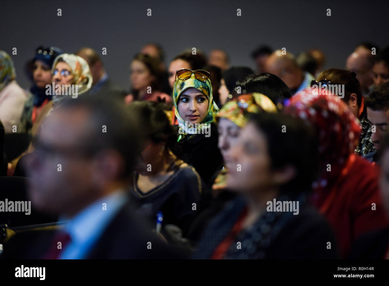 Fokus auf eine afrikanische Frau, die Teilnahme an der UN-Klimakonferenz in Marrakesch MED COP Konferenz 2016 in Marokko Stockfoto