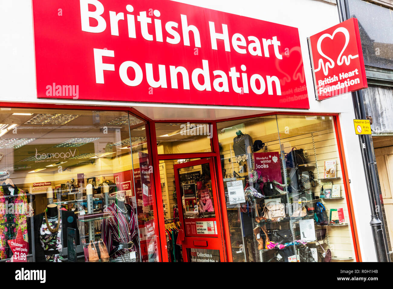 British Heart Foundation Charity Shop, British Heart Foundation, Läden von Wohltätigkeitsorganisationen, British Heart Foundation, British Heart Foundation unterzeichnen, Nächstenliebe Stockfoto