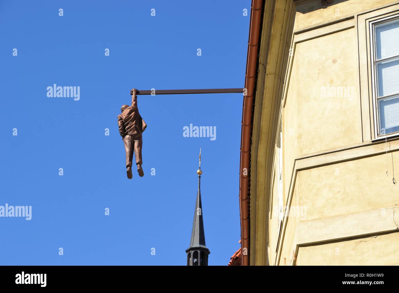 Gestaltungsarbeit auf der Fassade eines Hauses in Prag Stockfoto