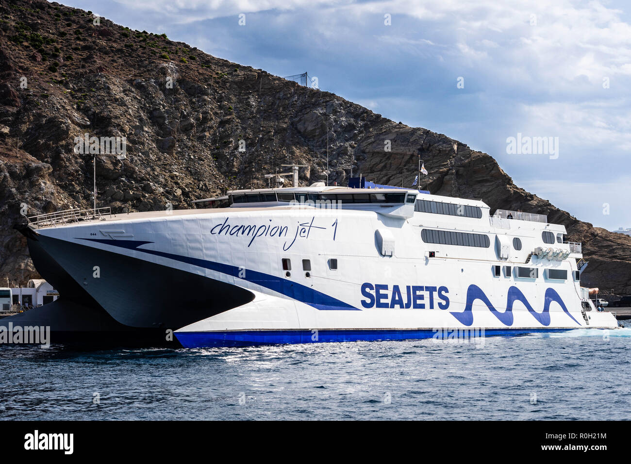 Seajets Meister Jet 1 Katamaran Docks im Hafen von Athinios (Αθηνιός) der primären Fähre Hafen von Santorini, ca. 10 km südlich vom Kopf Stockfoto