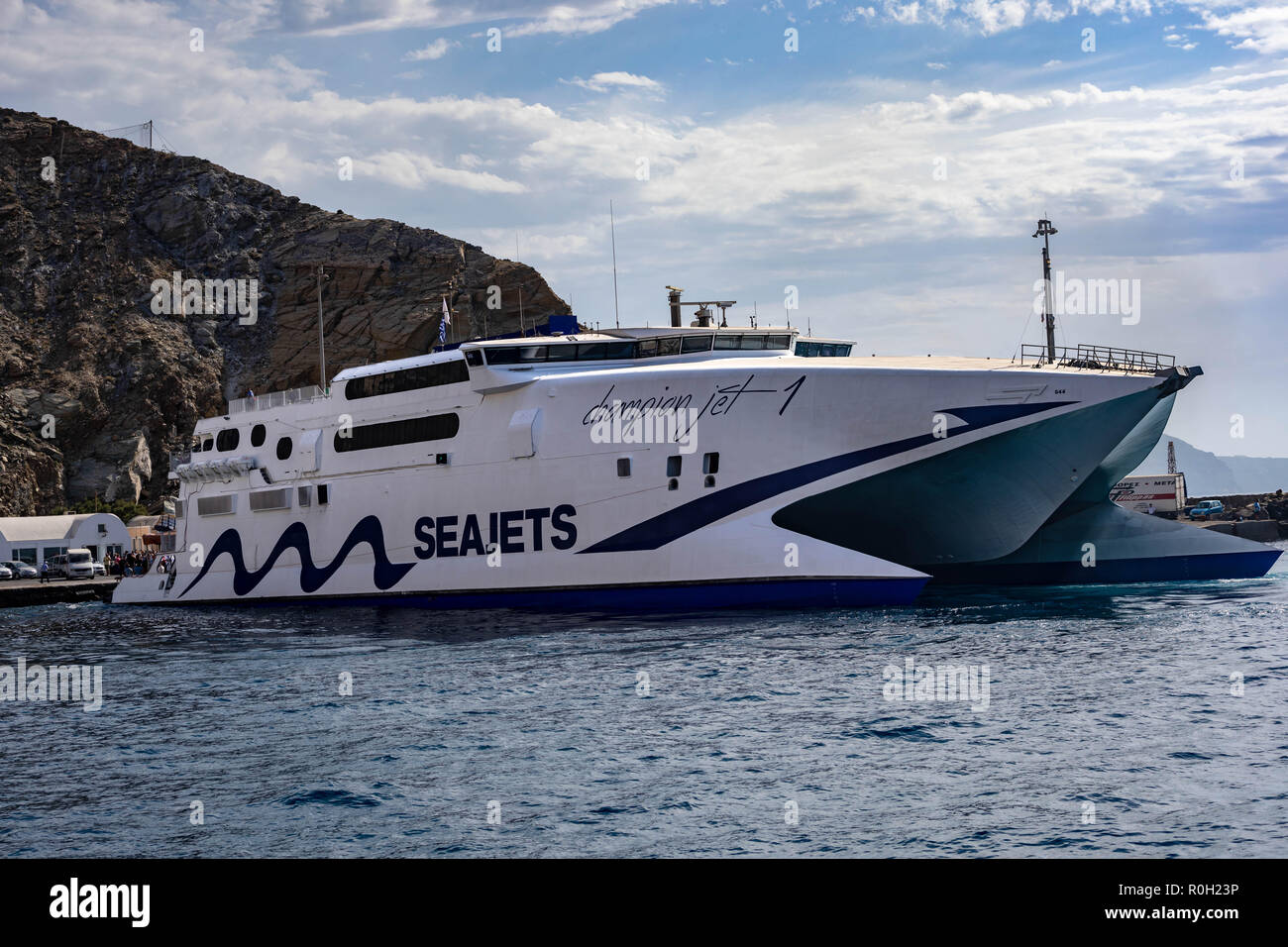 Seajets Meister Jet 1 Katamaran Docks im Hafen von Athinios (Αθηνιός) der primären Fähre Hafen von Santorini, ca. 10 km südlich vom Kopf Stockfoto
