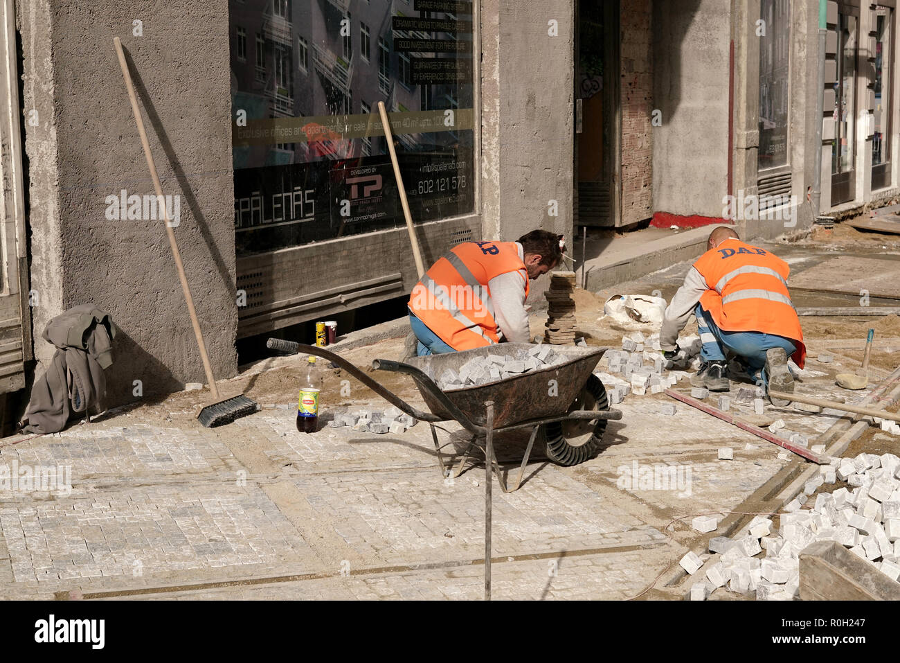 Bauarbeiter auf einer Baustelle in der Innenstadt von Prag Stockfoto