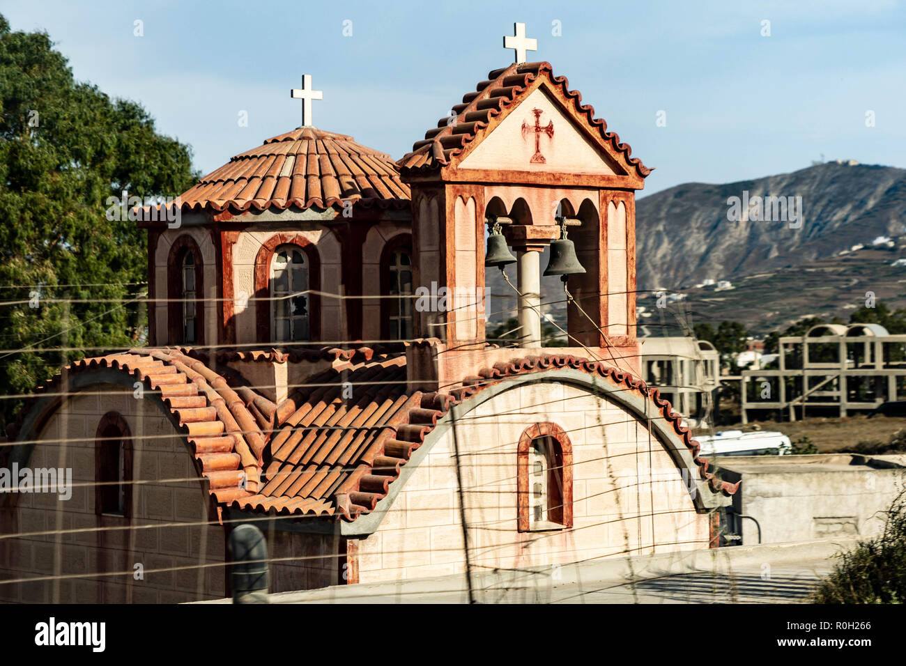 Verlassene Kirche entlang der Ritt Seite unbenannte Straße, Thira 847 00, Griechenland Stockfoto
