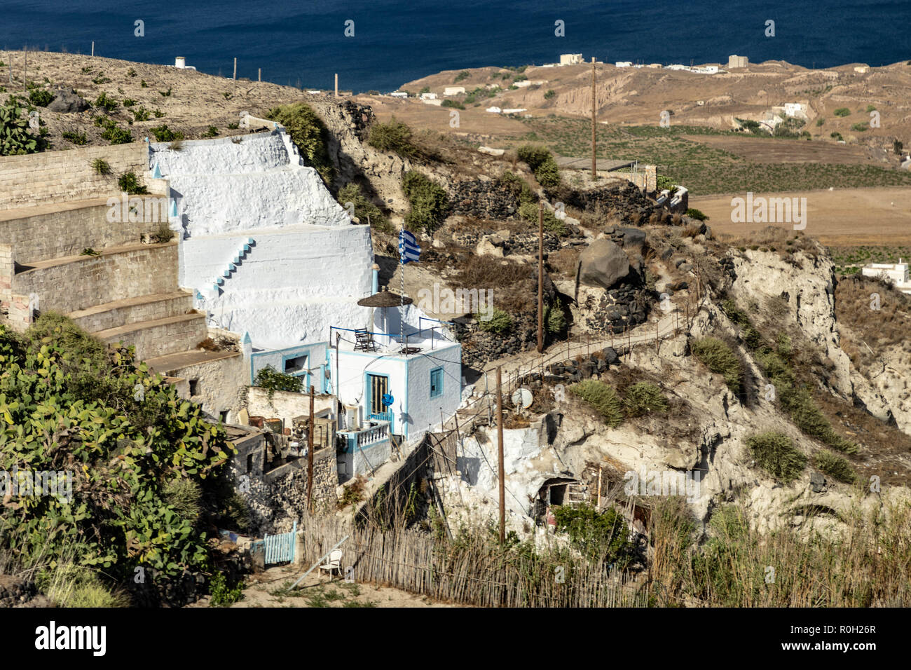 Hang Höhle Home mit Blick auf die östlichen Ägäis Küste. Konkrete terrassierten Hang mit einem kleinen Kasten geformt. Möglich Höhle Häuser in t gebaut Stockfoto