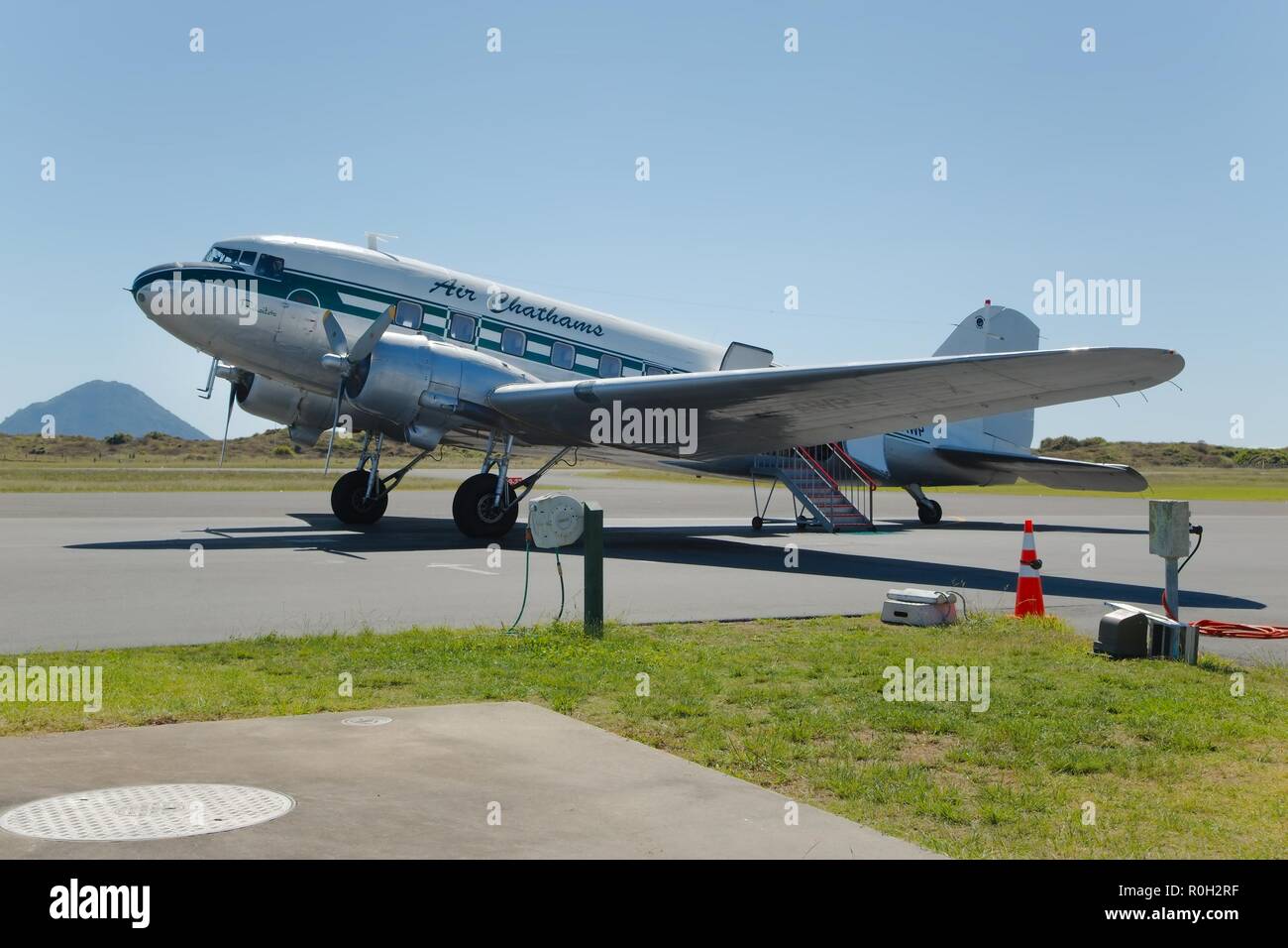 DC-3 am Flughafen Stockfoto
