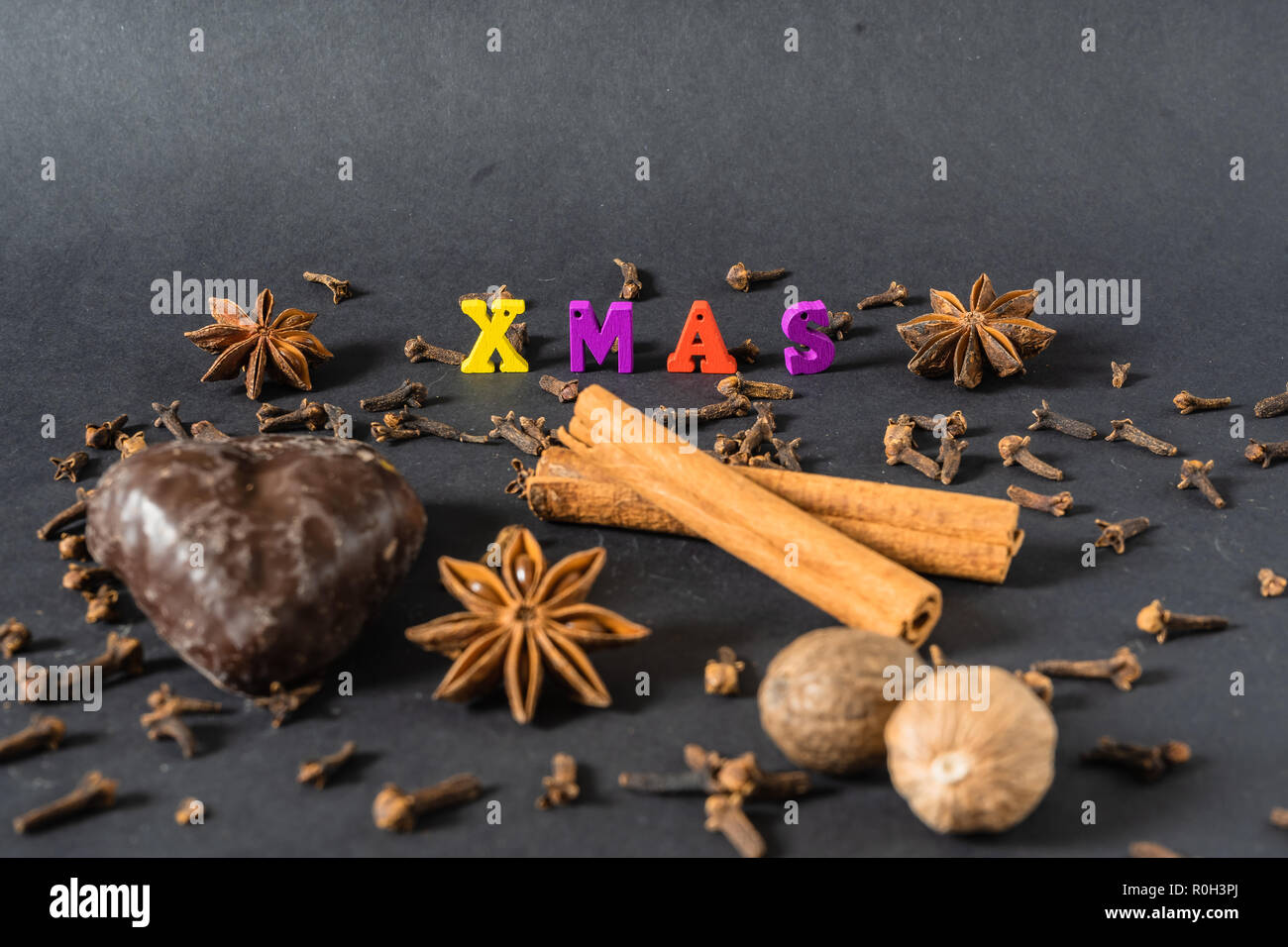 Weihnachtsdekoration mit Zuckerstangen und Gewürze Stockfoto