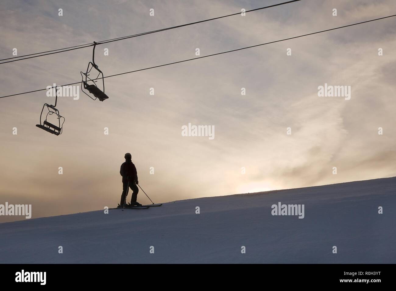 Skifahrer Silhouette gegen den leuchtenden Himmel Stockfoto