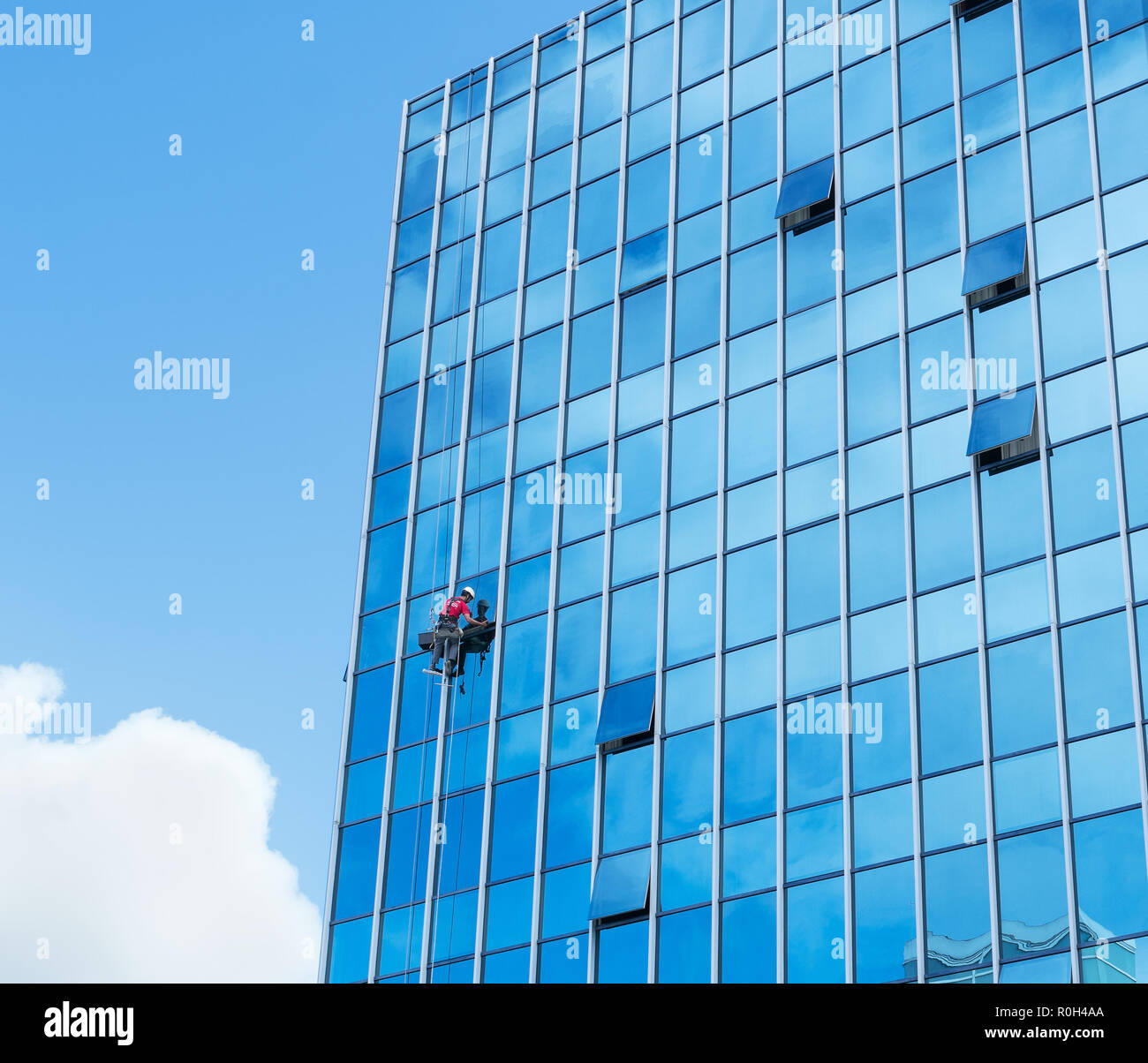 Fensterreiniger arbeiten an einer Glasfassade ausgesetzt Stockfoto