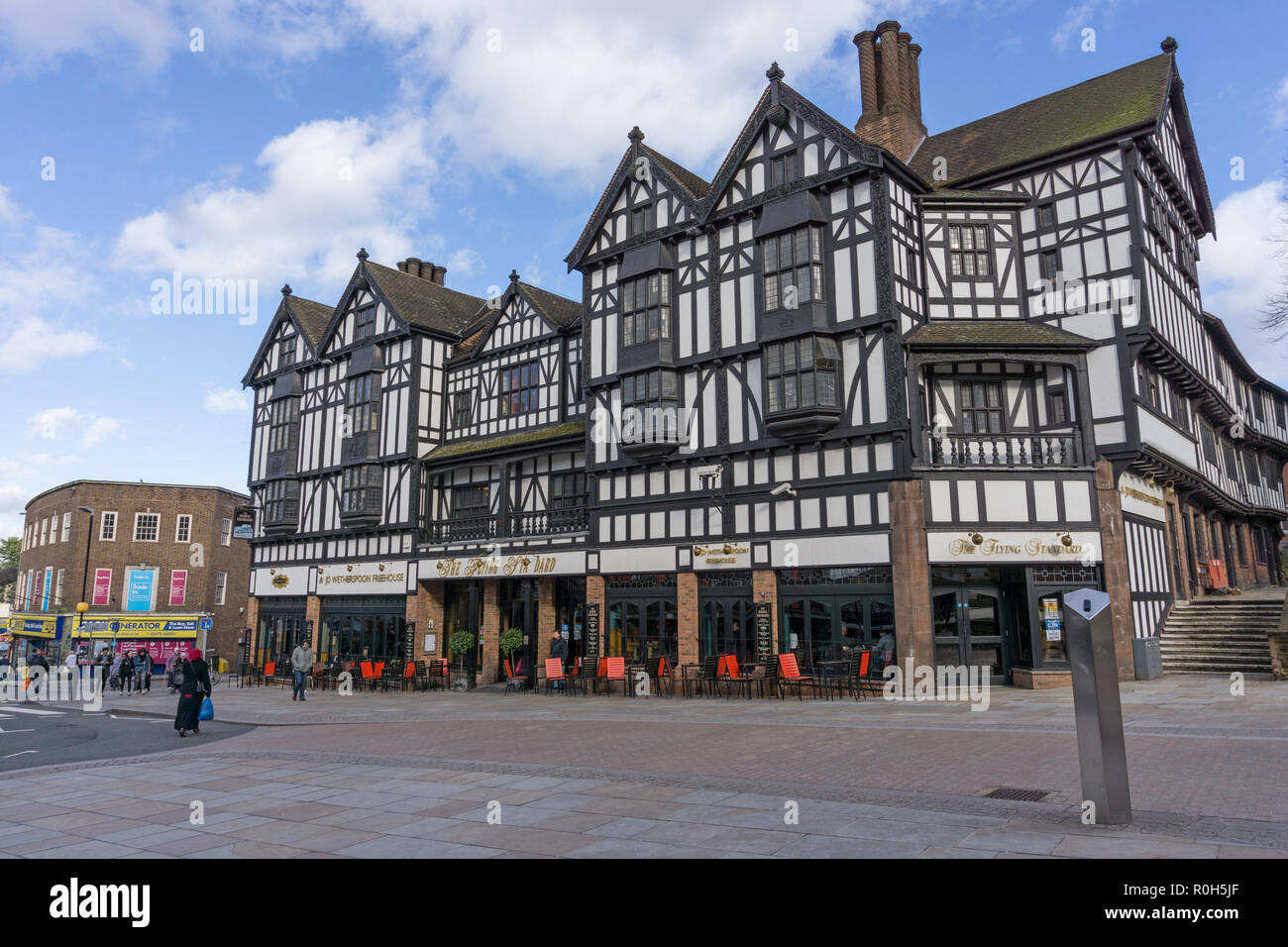 Der Fliegende Standard, ein Wetherspoons Kneipe im Stadtzentrum, Coventry, UK; in einem mock Tudor Gebäude von 1938 untergebracht. Stockfoto
