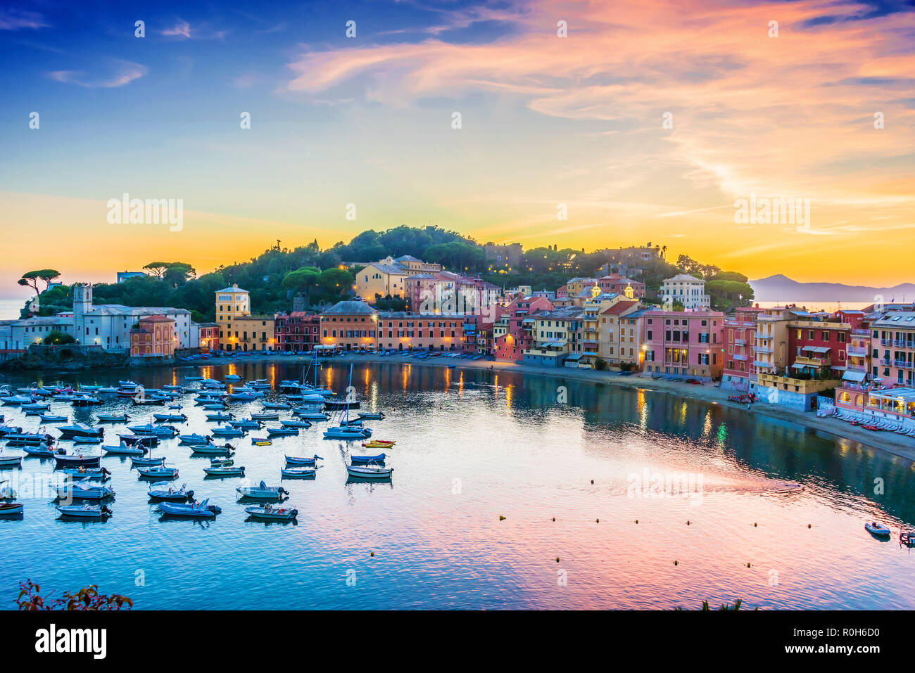 Blick auf die Bucht der Stille in Sestri Levante, Ligurien, Italien nach Sonnenuntergang Stockfoto