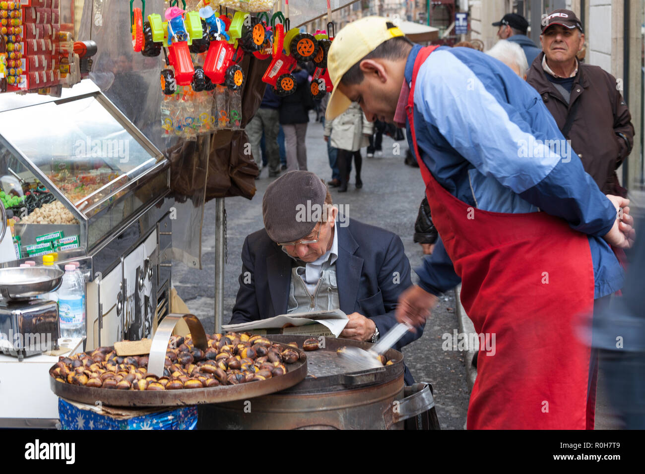 Mann, der geröstete Kastanien verkauft. Rom, Latium Region, Italien, Europa Stockfoto
