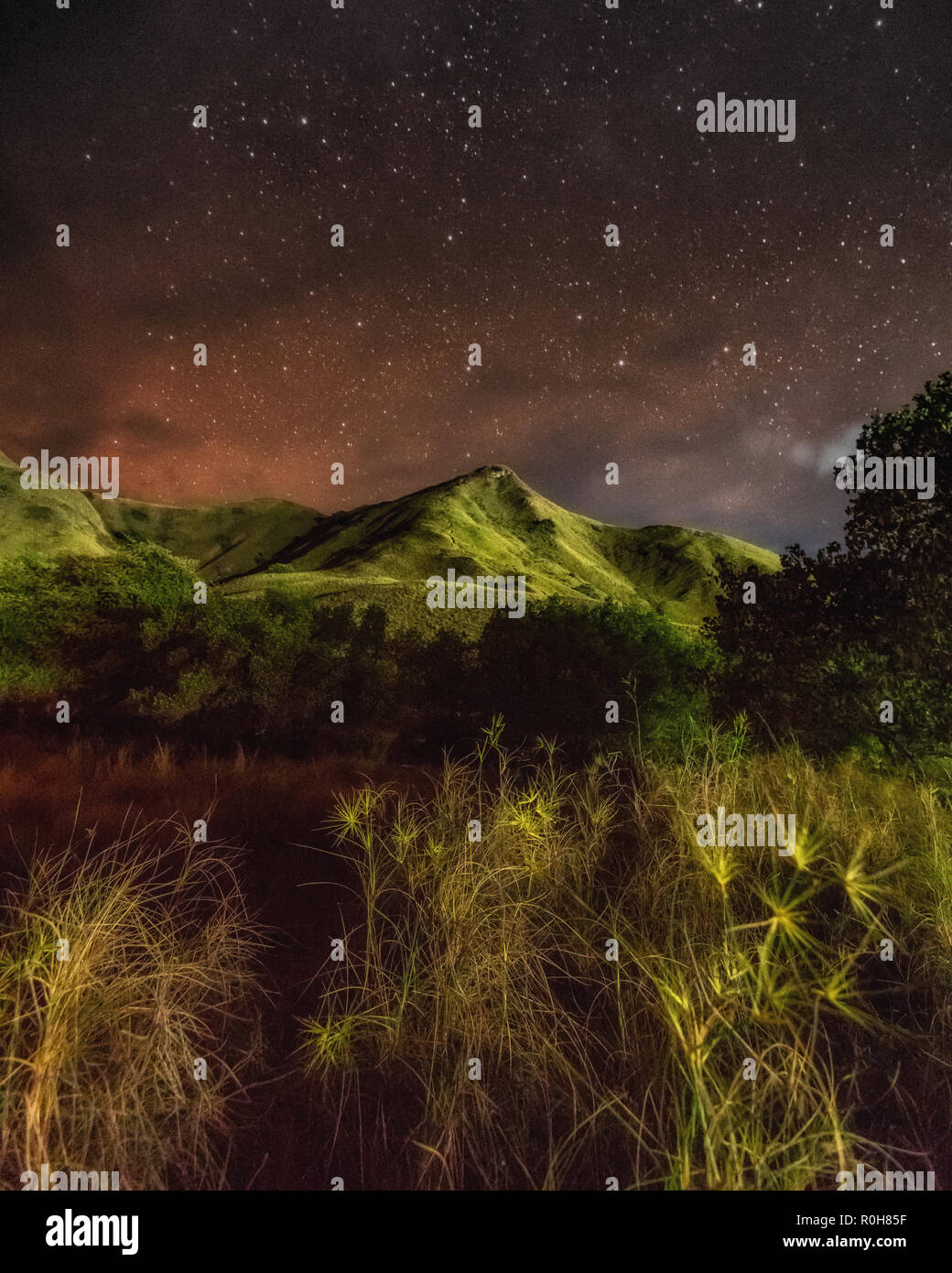 Gili Lawa Darat in der Nacht unter Milliarden von Sternen Stockfoto