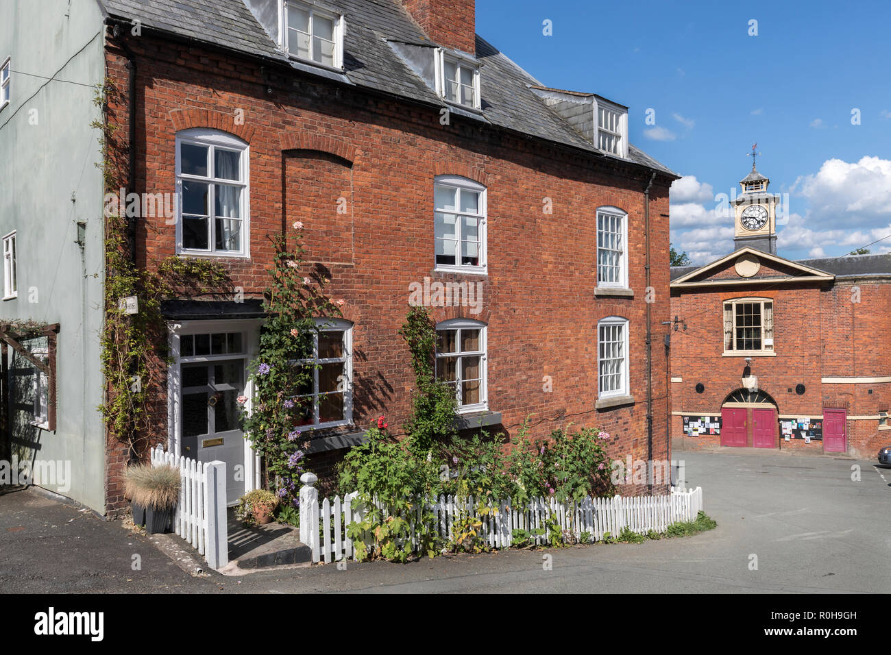 Haus und Rathaus, Montgomery, Powys, Wales, Großbritannien Stockfoto