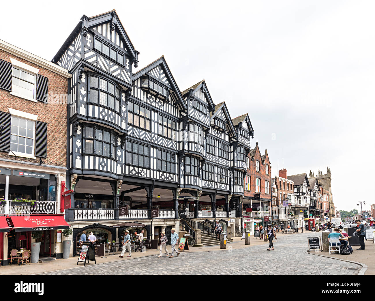 Einkaufsstraße mit Fachwerkhaus, Chester, Cheshire, England, Großbritannien Stockfoto