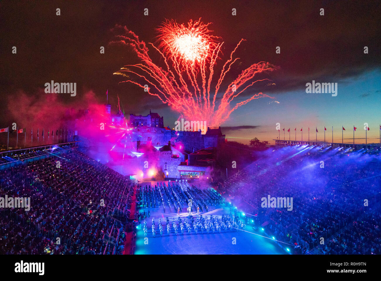Feuerwerk im Finale über das Schloss an der Edinburgh International Military Tattoo in Edinburgh International Festival 2018 explodieren Stockfoto