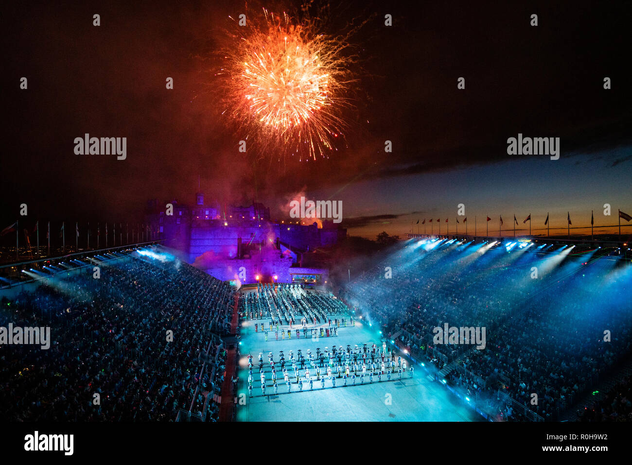 Feuerwerk im Finale über das Schloss an der Edinburgh International Military Tattoo in Edinburgh International Festival 2018 explodieren Stockfoto