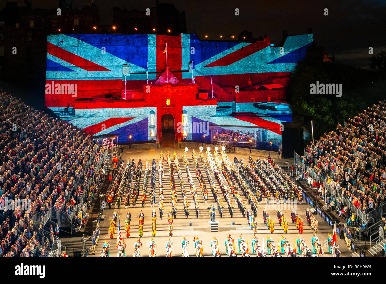 Große Union Flag projiziert auf die Burg von Edinburgh in Edinburgh International Military Tattoo in Edinburgh International Festival 2018 Stockfoto