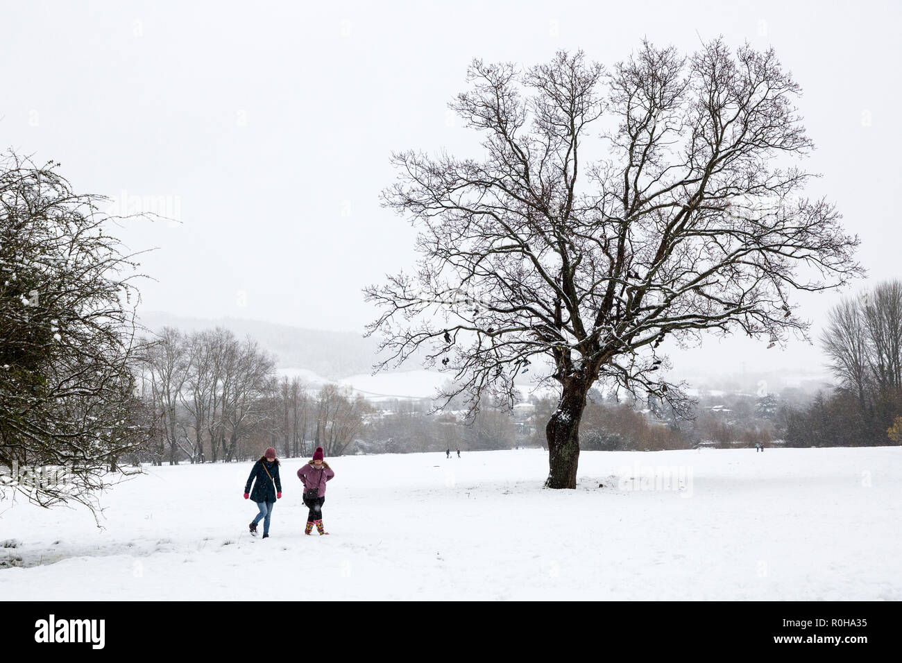 Menschen zu Fuß im Schnee im Winter, Schloss Wiesen, Abergavenny, Wales, Großbritannien Stockfoto