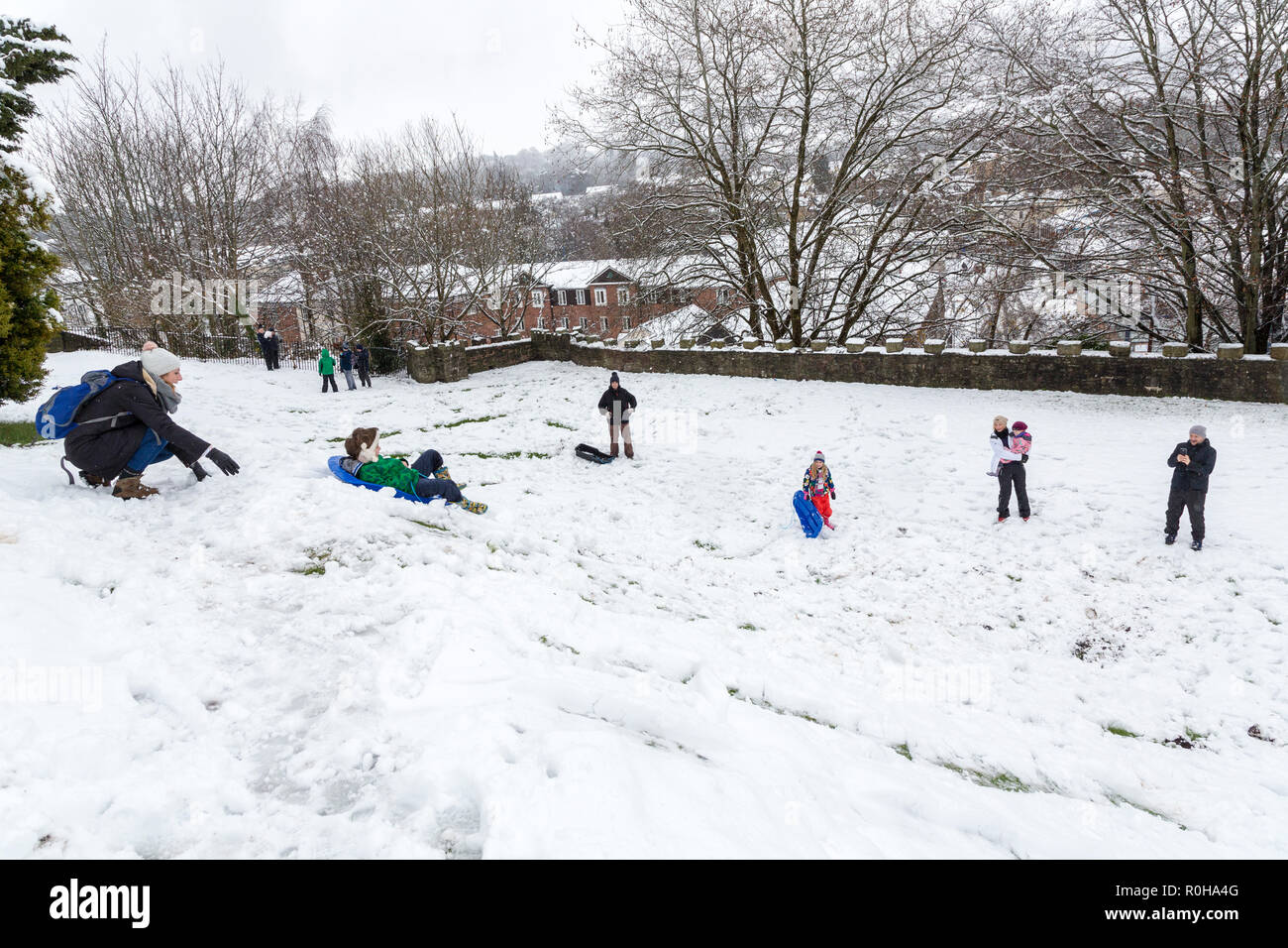 Familien Rodeln am Hang am Burghügel, Abergavenny, Wales, Großbritannien Stockfoto