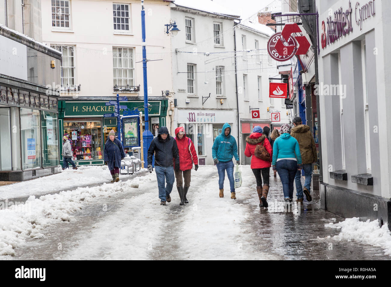 Die Menschen in den eisigen Shopping Street, Abergavenny, Wales, Großbritannien Stockfoto