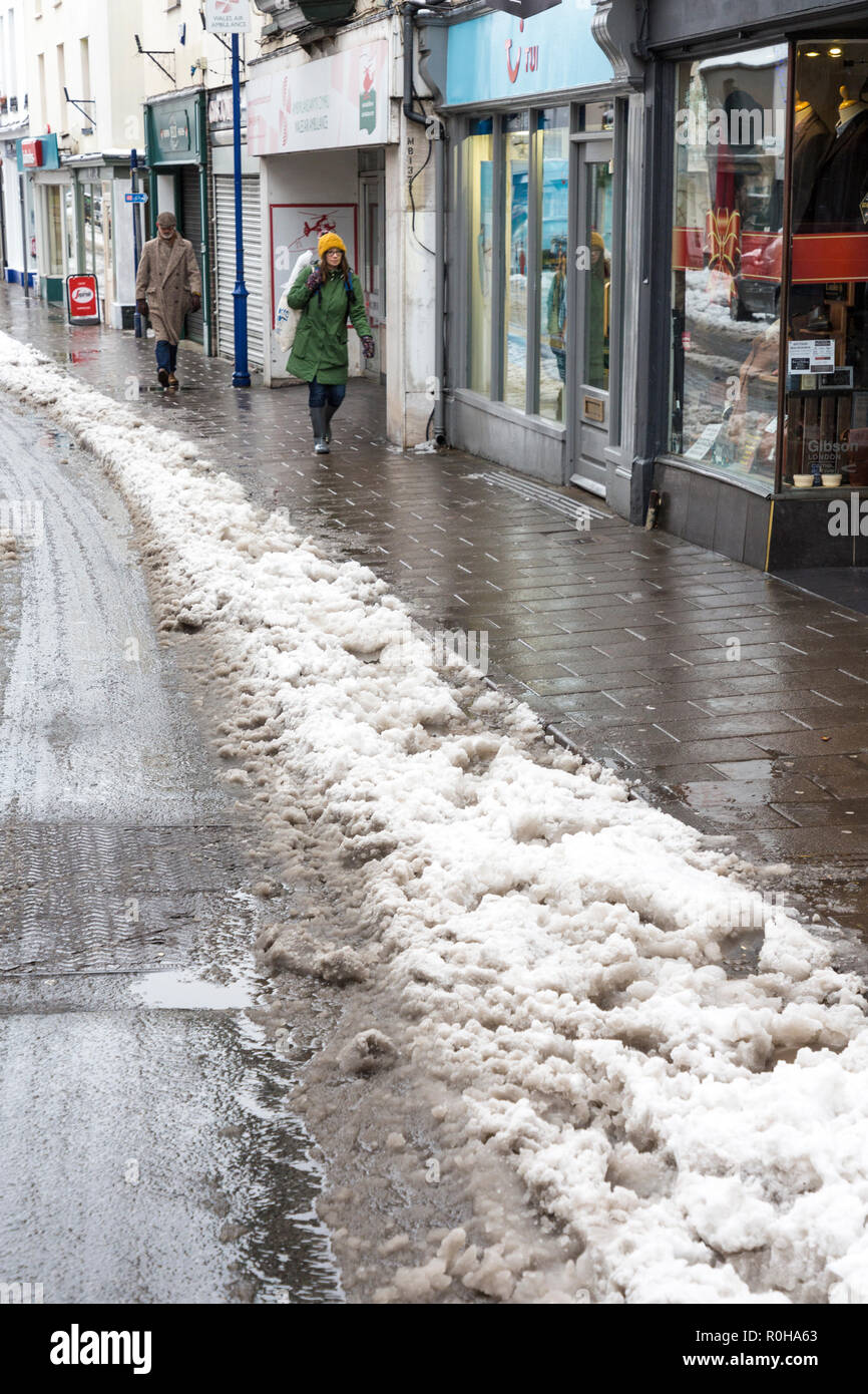 Schneematsch in Straße aber die Bürgersteige in der Einkaufsstraße gelöscht, Abergavenny, Wales, Großbritannien Stockfoto