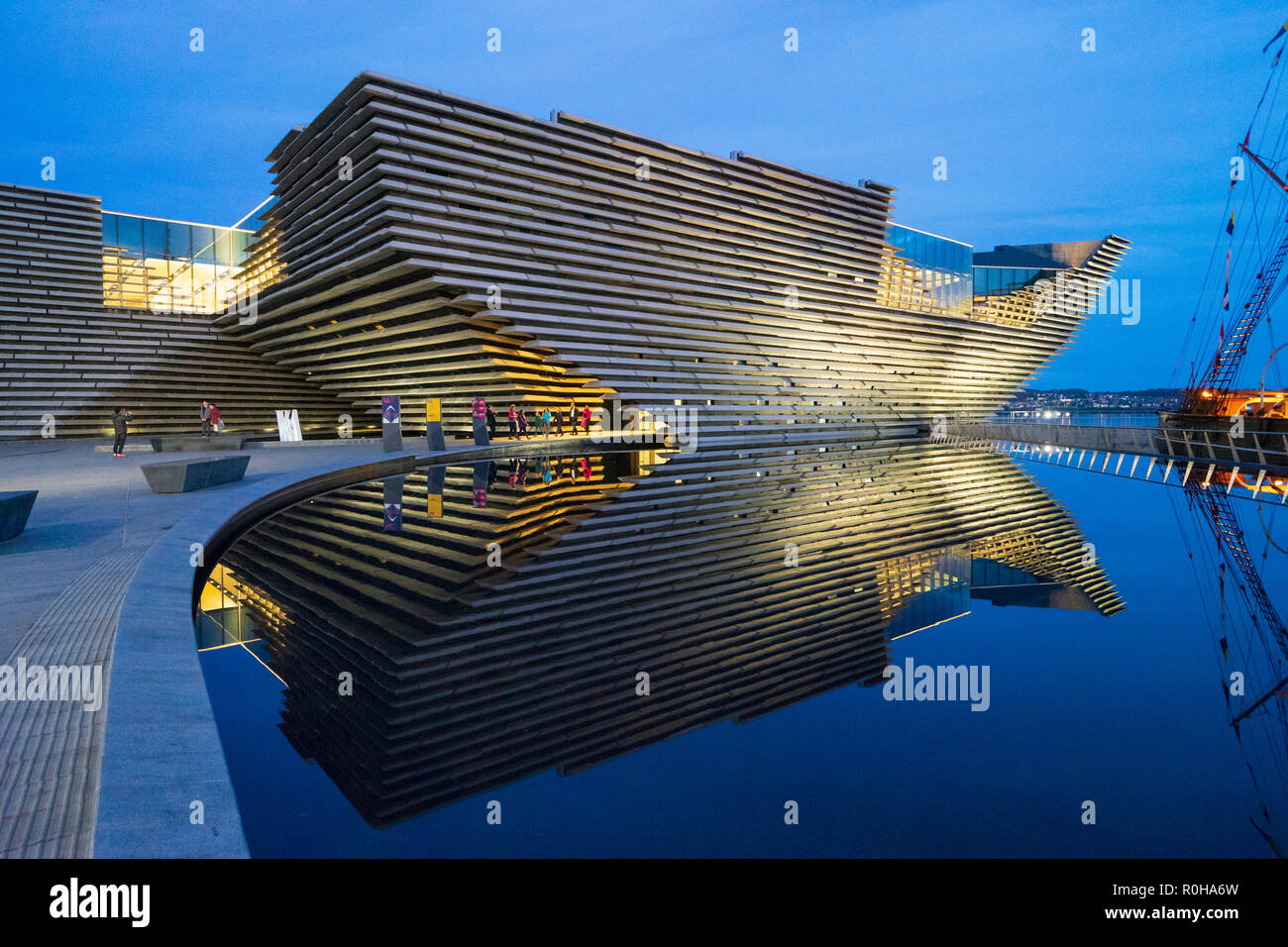 Außenansicht des neuen V&A Museum in Dundee, Schottland, Großbritannien. Architekten Kengo Kuma. Stockfoto