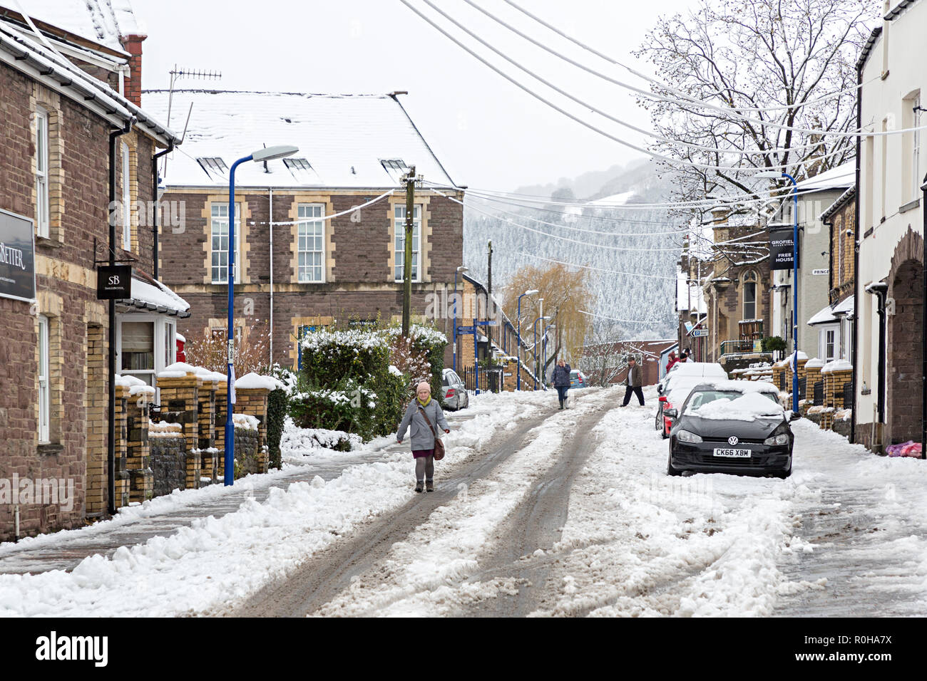 Menschen zu Fuß in den eisigen verschneiten Straße, Abergavenny, Wales, Großbritannien Stockfoto