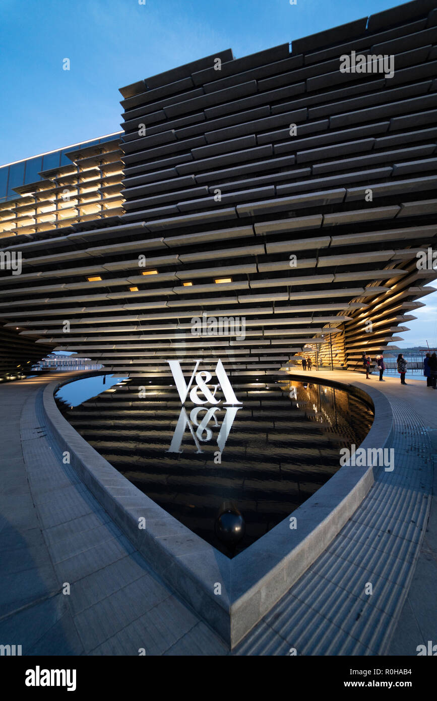Außenansicht des neuen V&A Museum in den Abend in Dundee, Schottland, Großbritannien. Architekten Kengo Kuma. Stockfoto