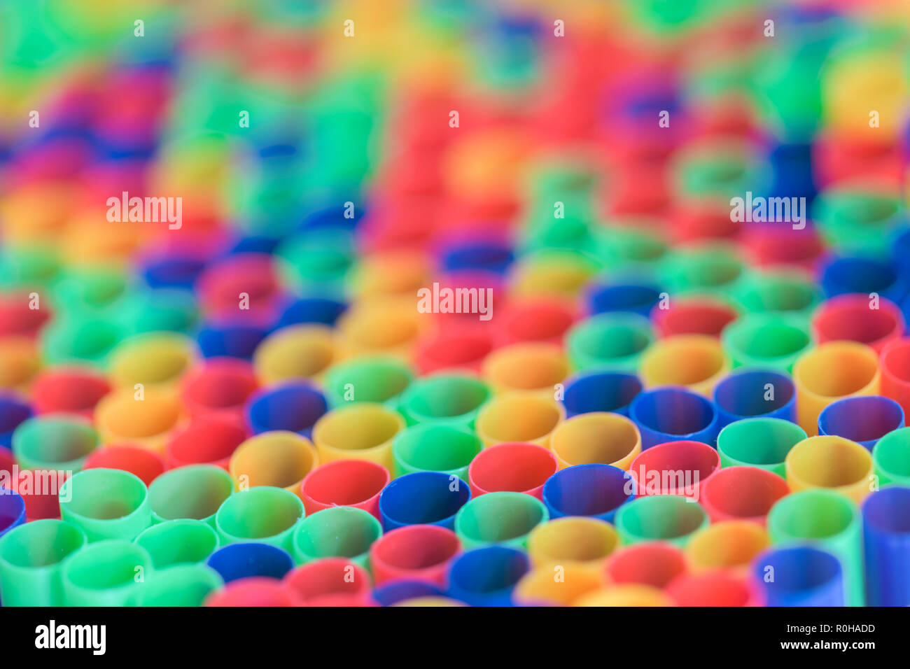 Große Gruppe von Plastik Trinkhalme in einer Vielzahl von Farben Stockfoto