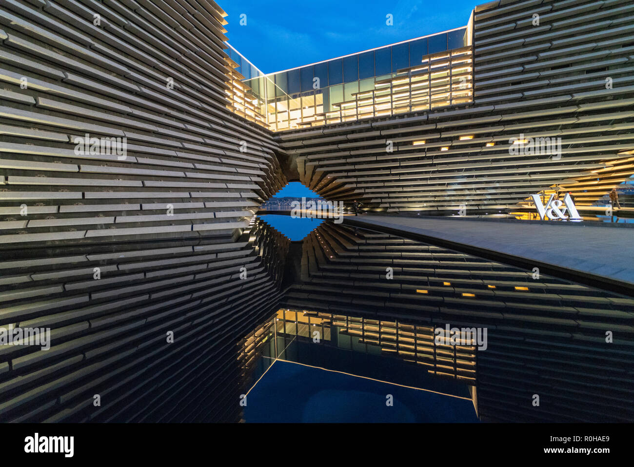Außenansicht des neuen V&A Museum in den Abend in Dundee, Schottland, Großbritannien. Architekten Kengo Kuma. Stockfoto