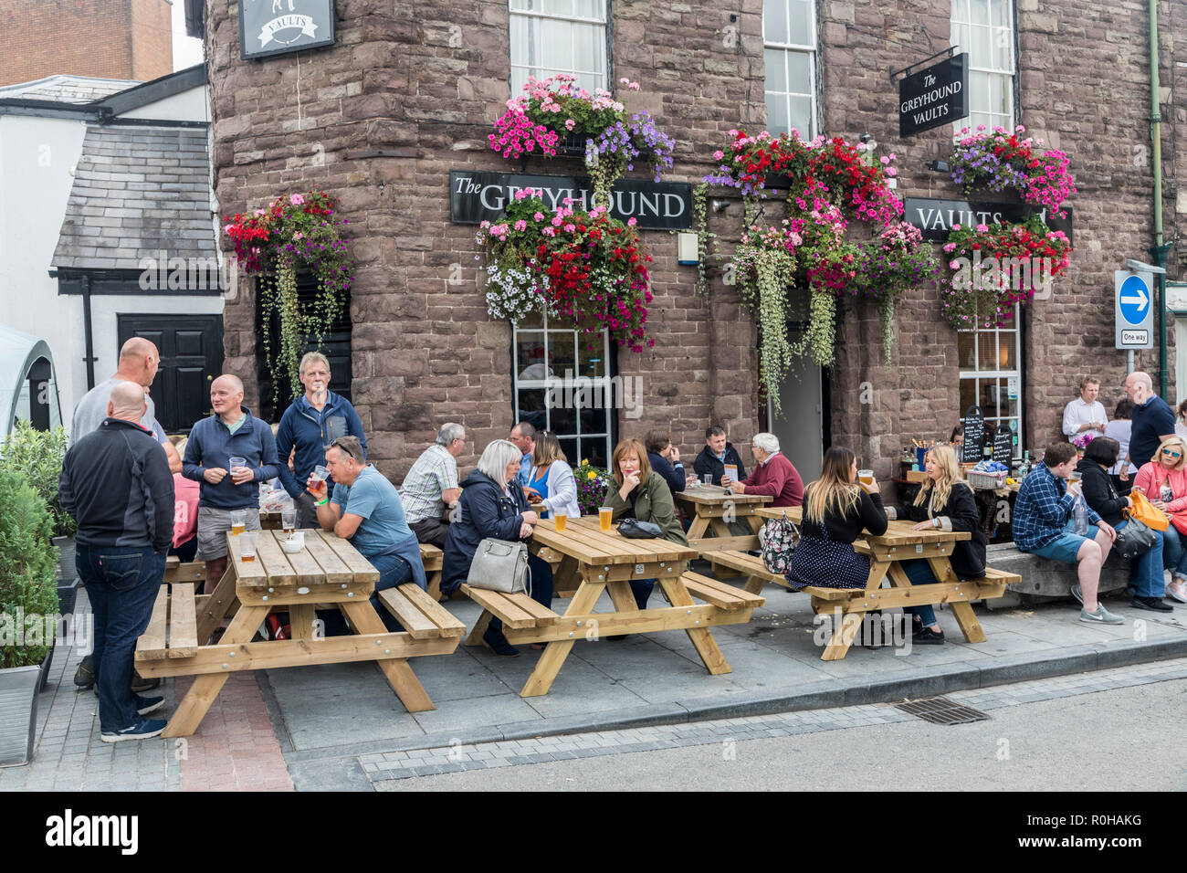 Die Leute trinken in der Straße außerhalb der öffentlichen Haus, Abergavenny Food Festival, Abergavenny, Wales, Großbritannien Stockfoto