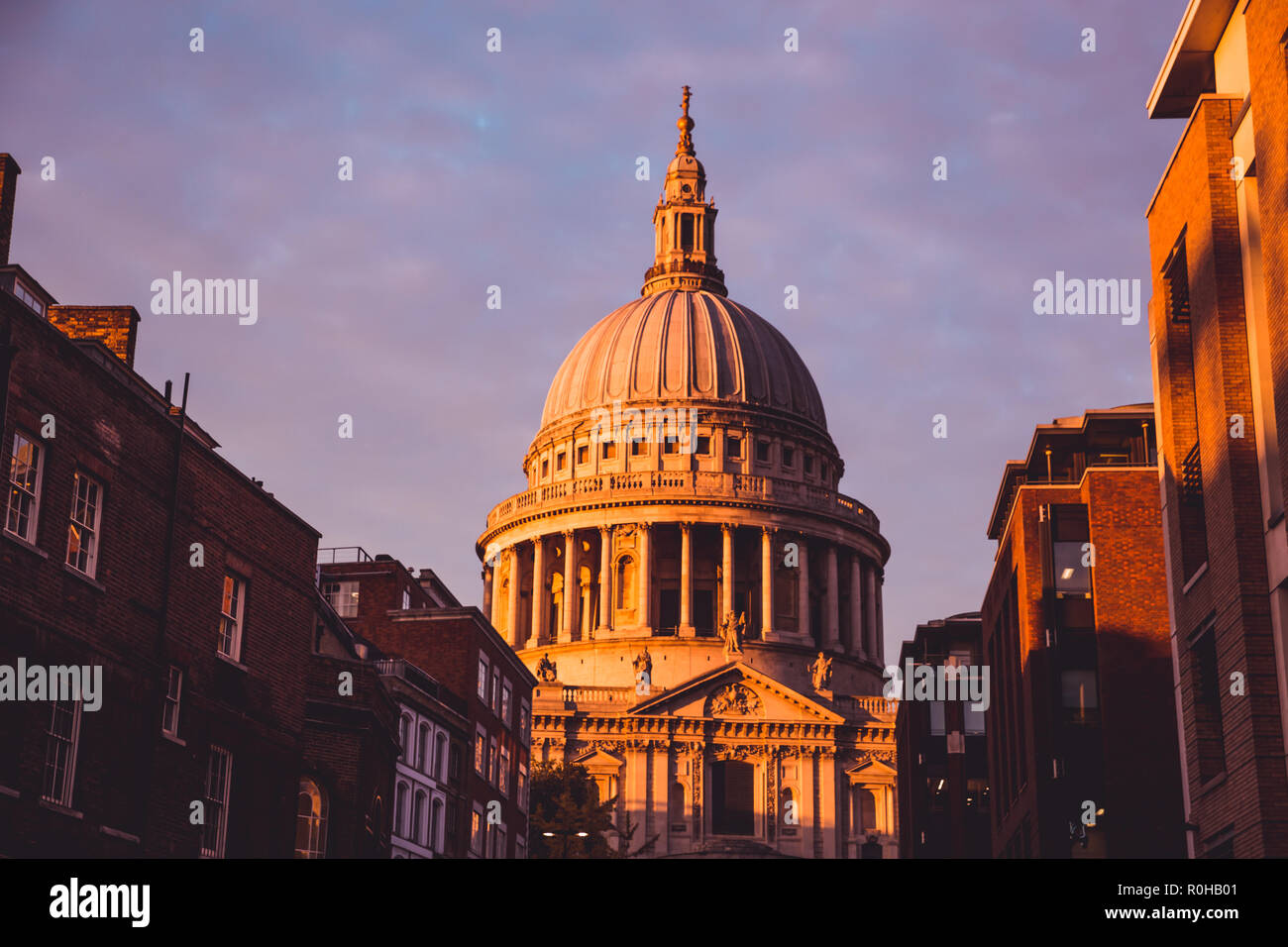 Die St Paul's Kathedrale in London Skyline bei Sonnenuntergang mit rosa Himmel und Wolken Stockfoto