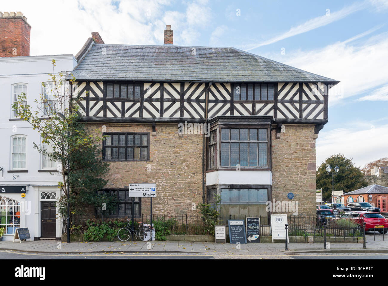 Castle Lodge in Castle Square, Ludlow, Shropshire ist eine mittelalterliche Tudor und Elisabethanischen Haus aus Stein mit Holz gebaut - eingerahmt, auf der Oberseite hinzugefügt Stockfoto