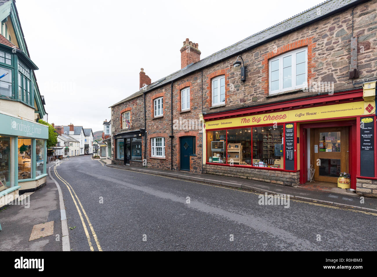 Hauptstraße durch Porlock, Devon, Großbritannien Stockfoto