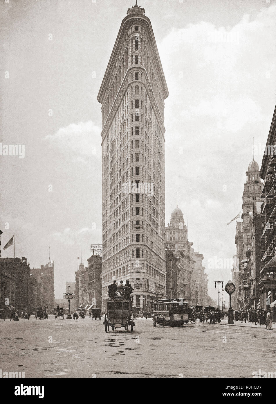 Das Flatiron Building, New York, Vereinigte Staaten von Amerika, entworfen vom Architekten Daniel Burnham, 1846-1912. Das Gebäude wurde im Jahr 1902 abgeschlossen. Stockfoto