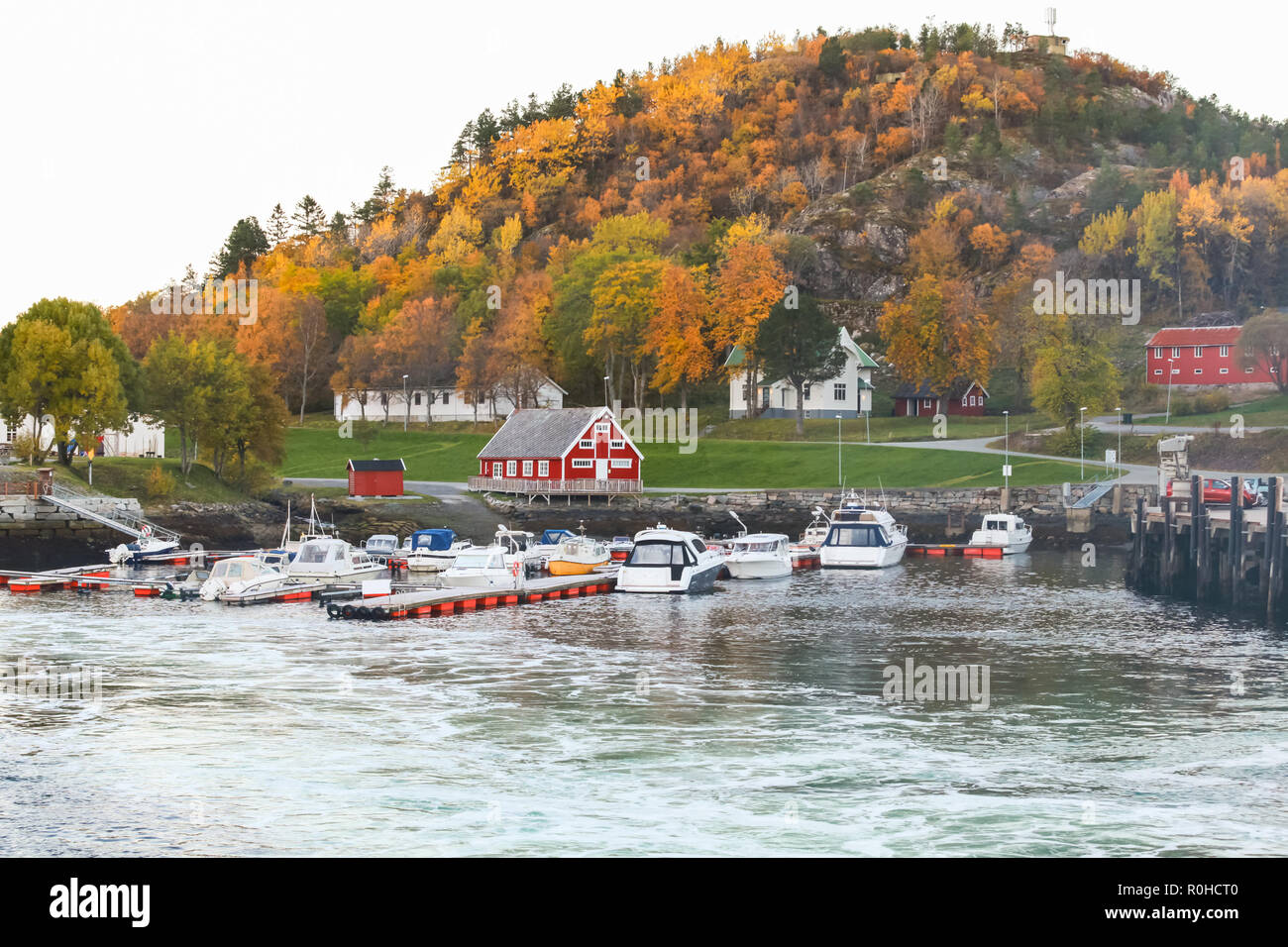 Küstenlandschaft von Hasselvika Dorf in der Gemeinde von Rissa in Sor-Trondelag County, Norwegen. Ländliche norwegischen Landschaft im Herbst Tag Stockfoto