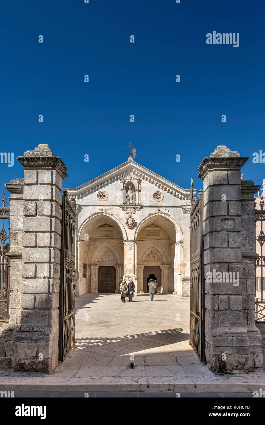 Basilica di San Michele, romanisch-gotischen Stil, Santuario di San Michele Arcangelo, Heiligtum in der Stadt Monte Sant'Angelo, Apulien, Italien Stockfoto