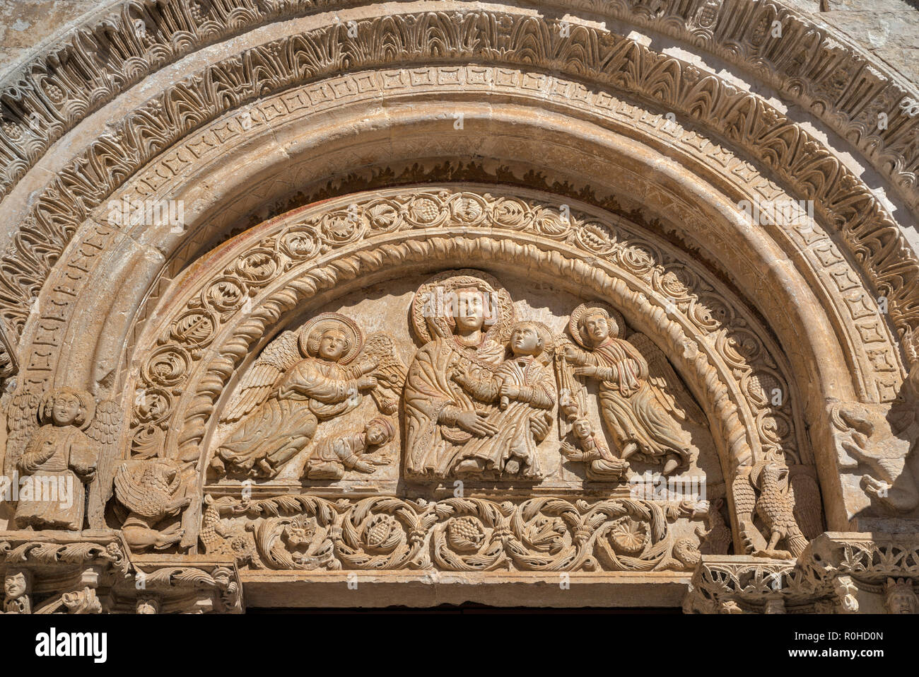 Madonna und Kind Entlastung am Eingangsportal, Kirche Santa Maria Maggiore, 11. Jahrhundert, im romanischen Stil, in Monte Sant'Angelo, Apulien, Italien Stockfoto