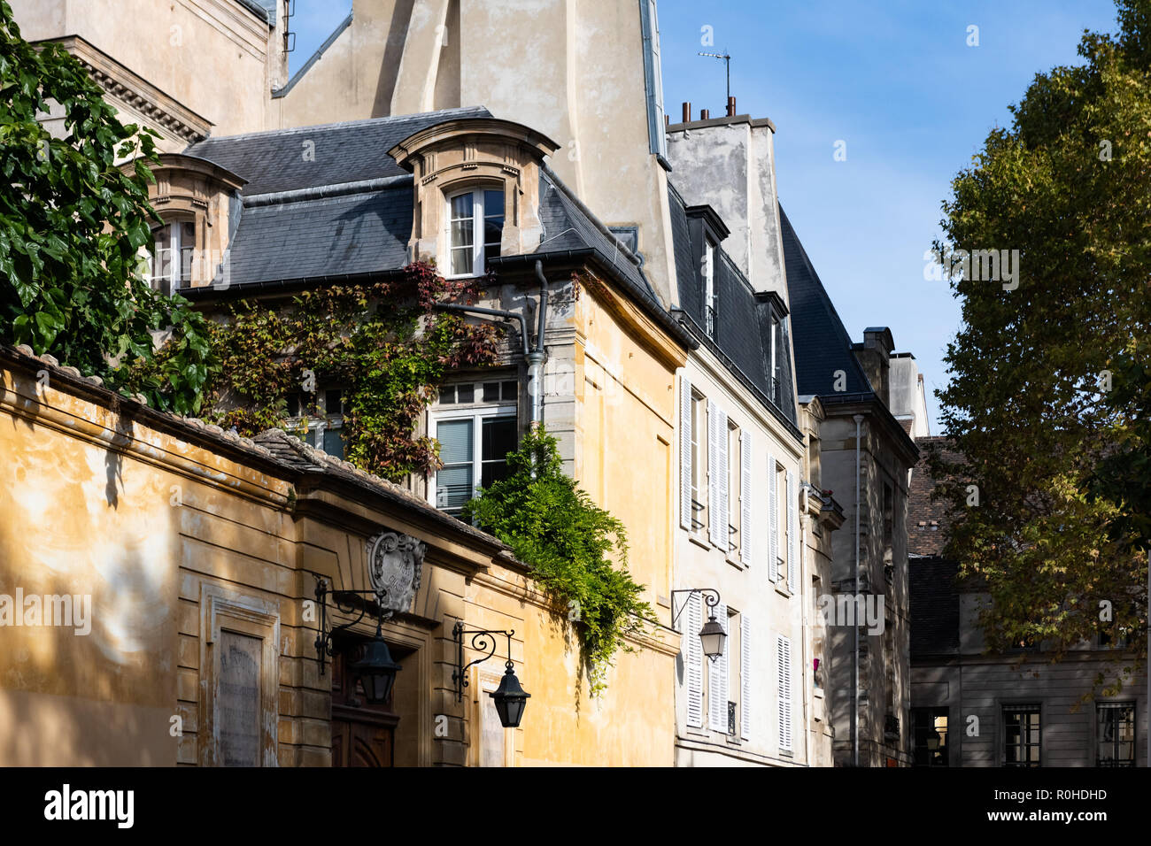 Die schöne Architektur der alten Gebäude in Paris. Stockfoto