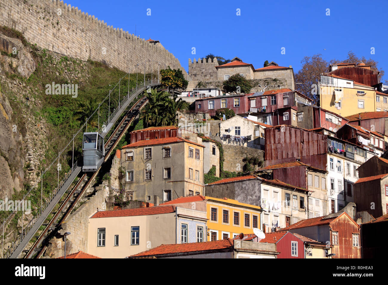 Interessanter Blick auf die alte Porto mit einige Gebäude, der Restaurierung und der Panorama Zug an einem sonnigen Morgen Stockfoto