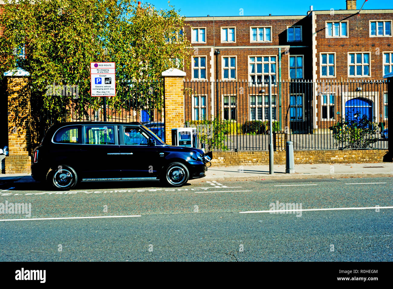 Mit dem Taxi an den Elektrische Ladestation, Bromley Straße, Catford, Borough von Lewisham, London, England Stockfoto