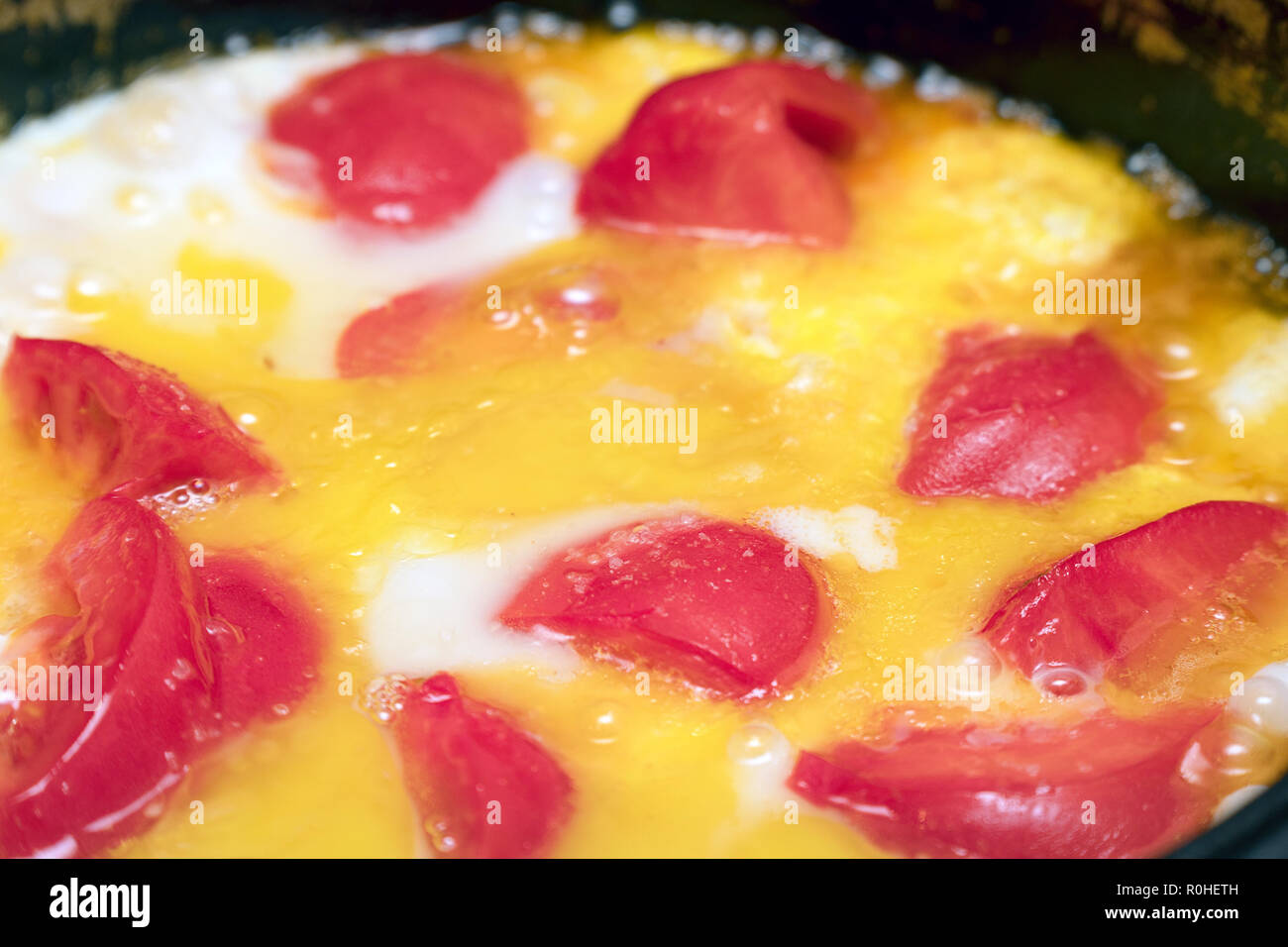 Spiegeleier mit Tomaten in der Pfanne Stockfoto