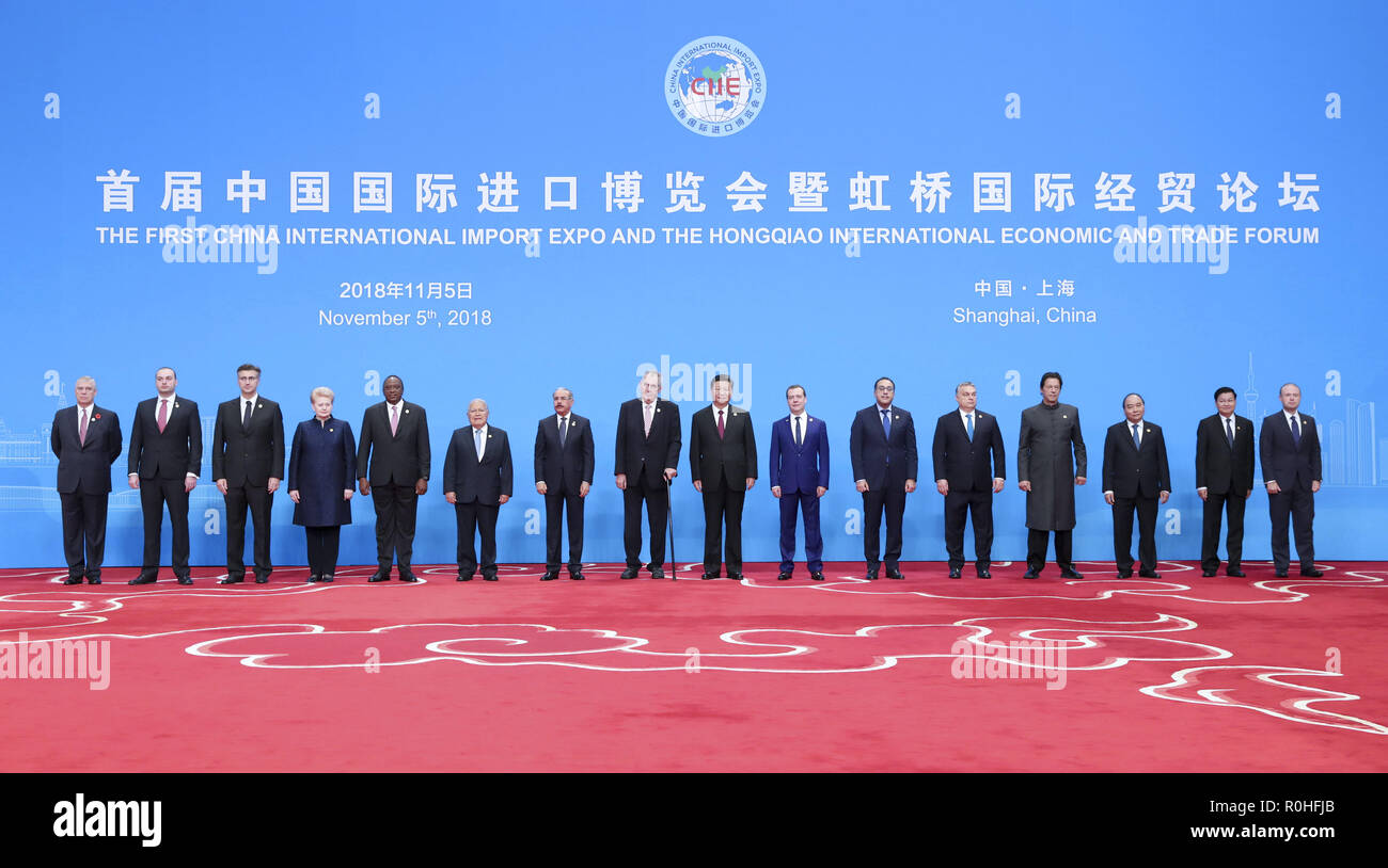 Shanghai, China. 5 Nov, 2018. Der chinesische Präsident Xi Jinping nimmt Fotos der Gruppe mit ausländischen Staats- und Regierungschefs vor der Eröffnung der ersten China International Import Expo in Shanghai, China, November 5, 2018. Credit: Ding Haitao/Xinhua/Alamy leben Nachrichten Stockfoto