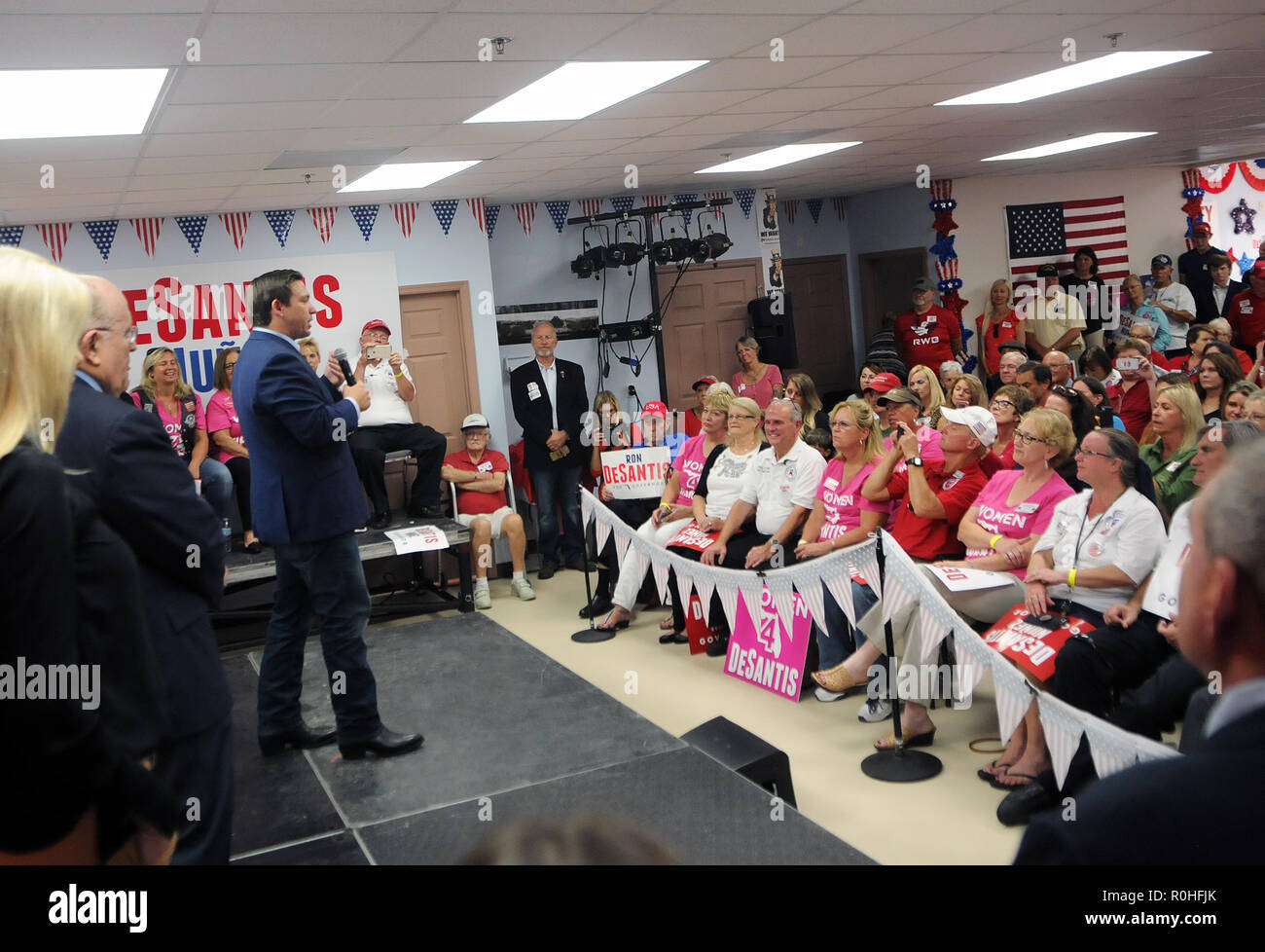 South Daytona Beach, Vereinigte Staaten. 04 Nov, 2018. November 4, 2018 - South Daytona Beach, Florida, Usa - Florida GOP gubernatorial nominee Ron DeSantis Adressen Verfechter bei einer Wahlkampfveranstaltung am 4. November 2018 an die Volusia County republikanischen Vorstand Hauptsitz in Daytona Beach, Florida. Mit der Wahl zwei Tage entfernt, DeSantis wird in einem festen Rennen mit seinem demokratischen Gegner, Tallahassee Bürgermeister Andrew Gillum gesperrt. Credit: Paul Hennessy/Alamy leben Nachrichten Stockfoto