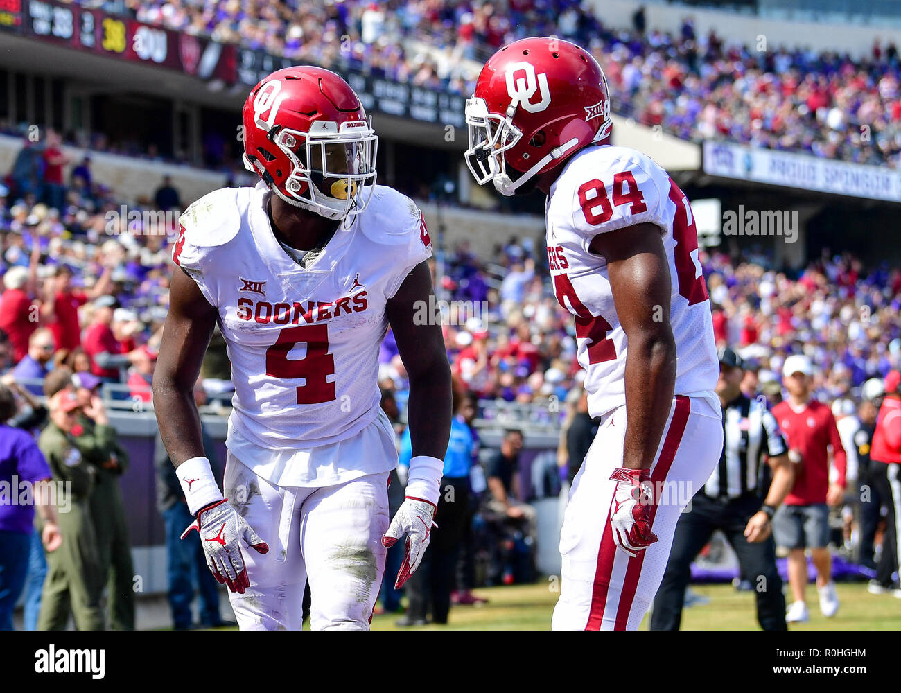 Oklahoma Sooners zurück laufen Trey Predigt (4) Muster für einen Touchdown, als er feiert mit Oklahoma Sooners wide receiver Lee Morris (84) Während die Oklahoma Sooners an TCU Horned Frogs in einem NCAA Football Spiel auf dem Amon G. Carter Stadium, Fort Worth Texas. 10/20/18. Manny Flores/Cal Sport Media. Stockfoto